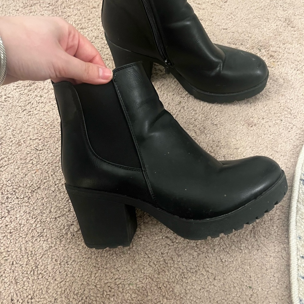 Ankle Boot W Lug Sole Elastic Gore and Chunky Heel